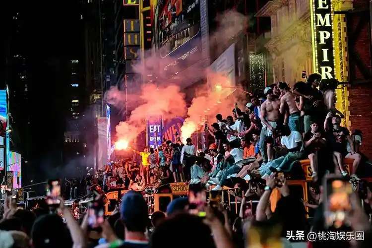 千万球迷挤爆曼哈顿！尼克斯夺冠游行堪比世界杯，足球该学学这狂热